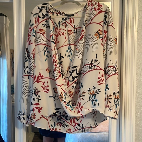 Alfani Criss-cross blouse‎ - great tummy coverage and flowy - Picture 3 of 8